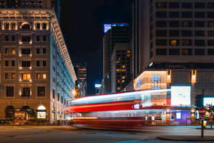 城市夜中双层巴士掠影