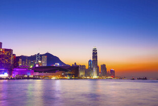 黄昏下的城市海滨天际线