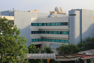 现代多层办公建筑外观