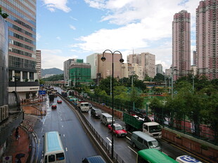 城市雨后繁忙街道景象