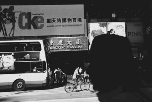 城市街头的公共汽车景象