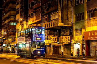 香港街头的双层巴士夜景