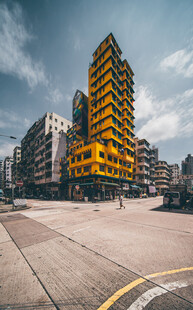 城市中亮眼的黄色高楼建筑