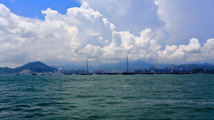 碧海蓝天间的壮阔海景