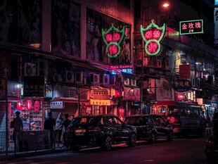 霓虹闪烁的都市夜巷