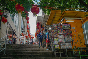 街头小巷的热闹景象