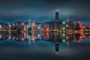 香港夜景璀璨城市倒影