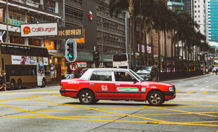 城市街道上的红色出租车