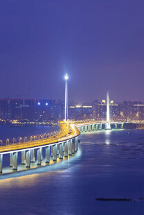 城市夜景中的璀璨桥梁