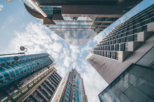 仰望都市高楼天际线