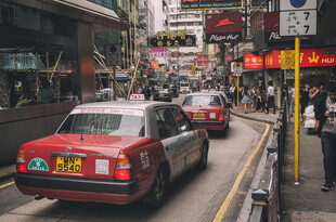 香港街头繁忙的出租车景象