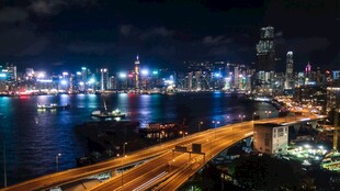 香港夜景中的璀璨交通