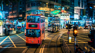 城市夜中双层巴士街道景