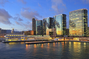 城市河畔璀璨高楼夜景