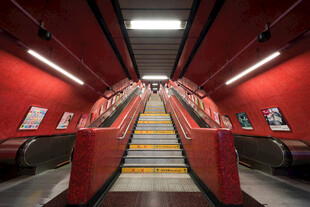 红色系自动扶梯场景