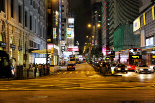 繁华都市夜晚街道景象