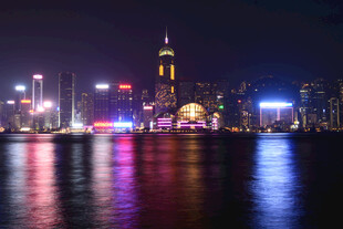 城市璀璨夜景下的水域风光