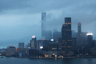 夜幕下的繁华都市天际线