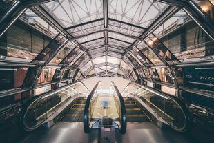 现代地铁站内的自动扶梯景观