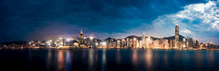 城市夜景璀璨的水岸风光