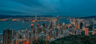 夜幕下的城市璀璨景观