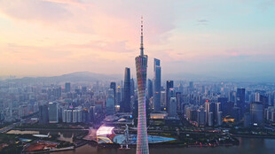 城市天际线的壮丽黄昏景色