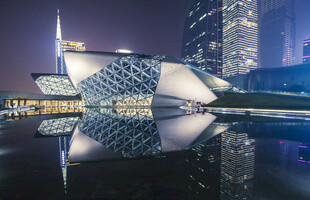 深圳夜景中的现代建筑倒影
