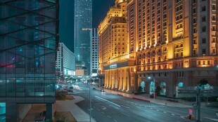 上海外滩夜景繁华街道