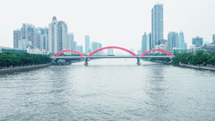 城市河畔的红色拱桥景观