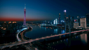 夜幕下的城市桥梁与高塔