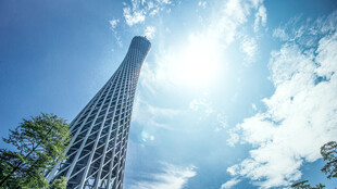 高耸入云的现代摩天大楼