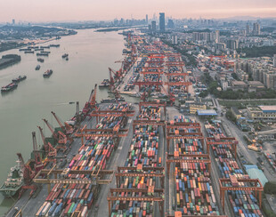 繁忙港口集装箱壮观景象