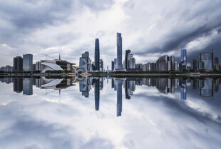 城市倒影云端下的静谧之景