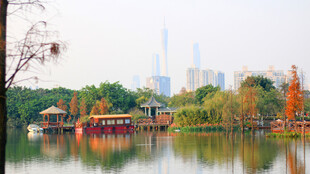 湖畔秋色中的中式建筑景观