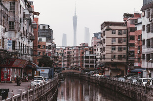 城市新旧建筑间的河道景观