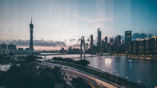 城市河畔黄昏壮丽景观