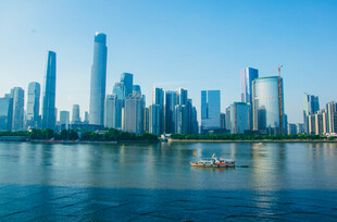 城市天际线与水域景观