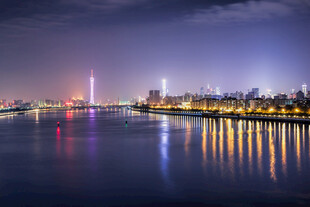 城市江畔璀璨夜景