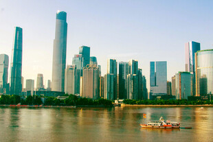 江边繁华都市天际线景观