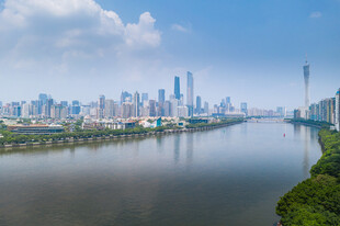 城市河畔壮丽天际线景观