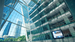 现代玻璃幕墙办公建筑