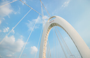 弧形桥梁与蓝天白云