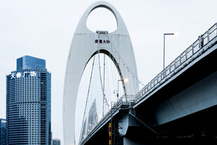 城市拱形桥梁与高楼景观