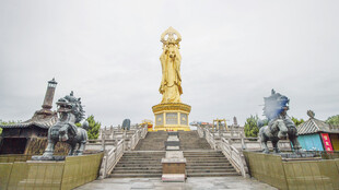 庄严金色观音像屹立高台