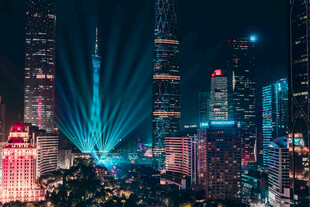 都市夜景激光璀璨绽放