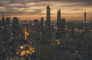 黄昏下的繁华都市天际线