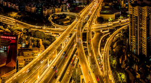 城市夜景下的繁忙立交桥