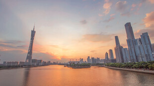 夕阳下的城市河畔风光