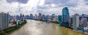 城市河畔高楼风景图