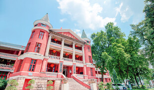 红色古典建筑绿树环绕